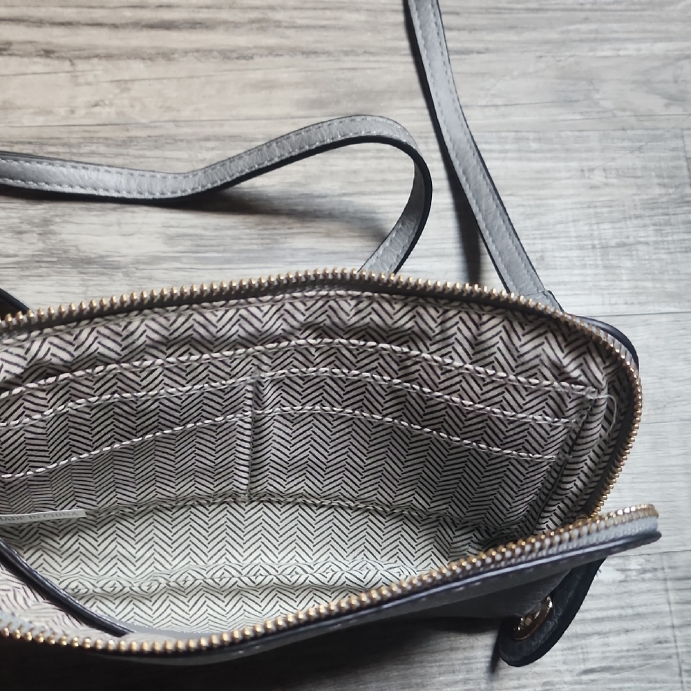 Elegant Gray Leather Crossbody Bag - Picture 2 of 3